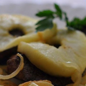 Печень с яблоками