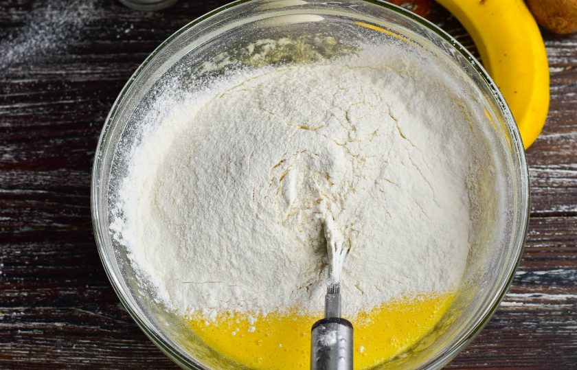 1. Этап. Медовик с бананом и киви: Просейте через сито пшеничную муку.