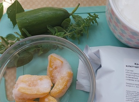 1. Этап. Смузи с кабачком, огурцом, мятой, коноплей: Ингредиенты. Огурец с кожурой, мята с веточками, йогурт любой, можно с фруктовым вкусом. Вместо муки из семян конопли, можно смолоть конопляные семечки. Кабачок замороженный. Для смузи желательно, чтобы один из ингредиентов был бы заморожен. Ну или добавлять лед.