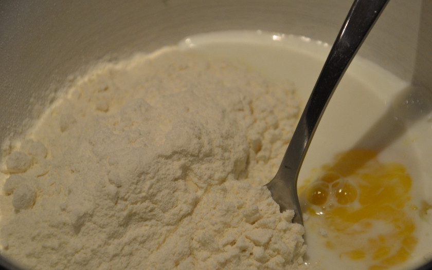 1. Этап. Блинчики с клубникой: Смешайте в миске яйца, муку, молоко.