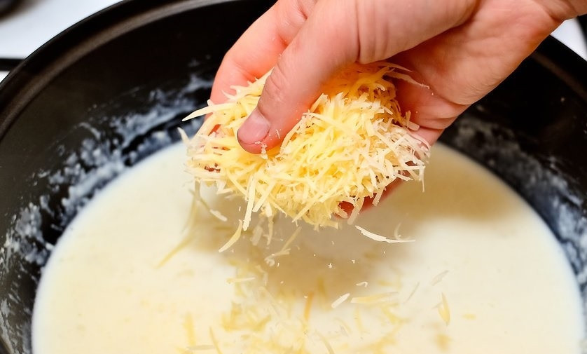 1. Этап. Рыбная лазанья с тунцом: Теперь займемся приготовлением соуса бешамель. Смешайте в сковороде пармезан, муку, молоко и сливочное масло. Добавьте мусатный орех и перемешайте все до однородности.