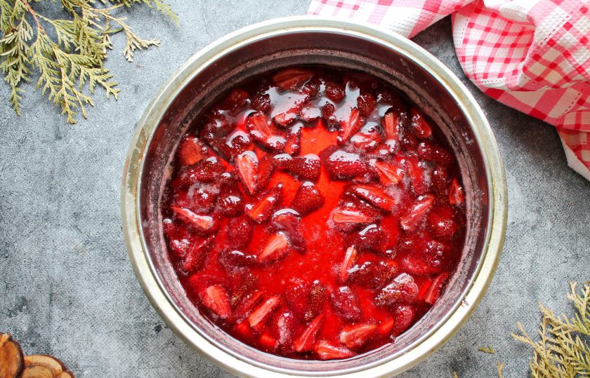 1. Этап. Варенье из клубники с розовым перцем: Спустя время емкость с клубникой поставьте на медленный огонь и доведите до кипения. Варите в течение 15 минут, снимая пену.