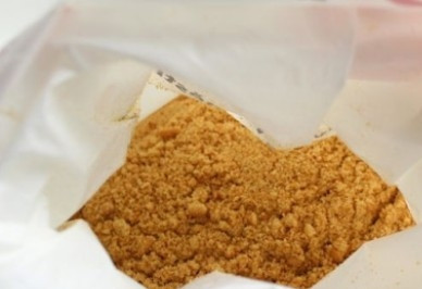 1. Этап. Чизкейк со сливочным сыром: Измельчаем песочное печенье в крошку. Можно положить печенье между двумя слоями бумаги и пройтись по нему скалкой.