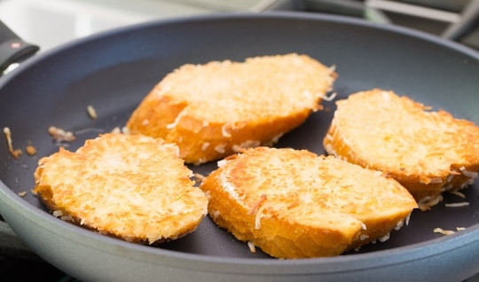 1. Этап. Французские тосты с кокосом: 2. Окуните каждый ломтик багета в молочно-яичную смесь на 15 секунд, а после обваляйте со всех сторон в кокосовой стружке. Выложите на сковороду и на среднем огне жарьте с двух сторон до румяной корочки.