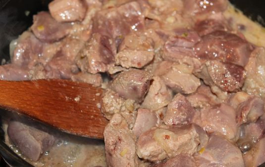 1. Этап. Печень с молоком: В пену от молока кладем кусочки печени. Обжариваем недолго, около 10-13 минут, постоянно перемешивая, затем отключаем печь и даем немного дойти печени. Затем подаем к столу с любимым гарниром. Приятного аппетита!