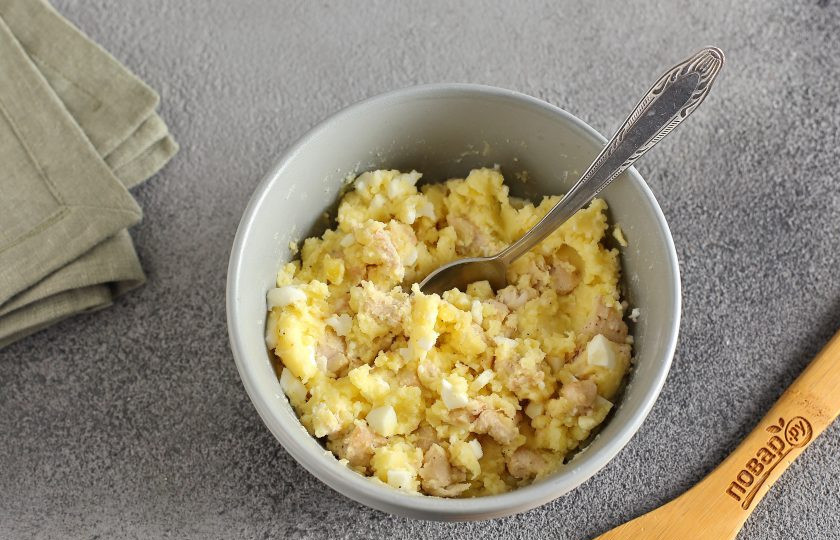 1. Этап. Невесткин пирог: Посолите начинку по вкусу и хорошо перемешайте.