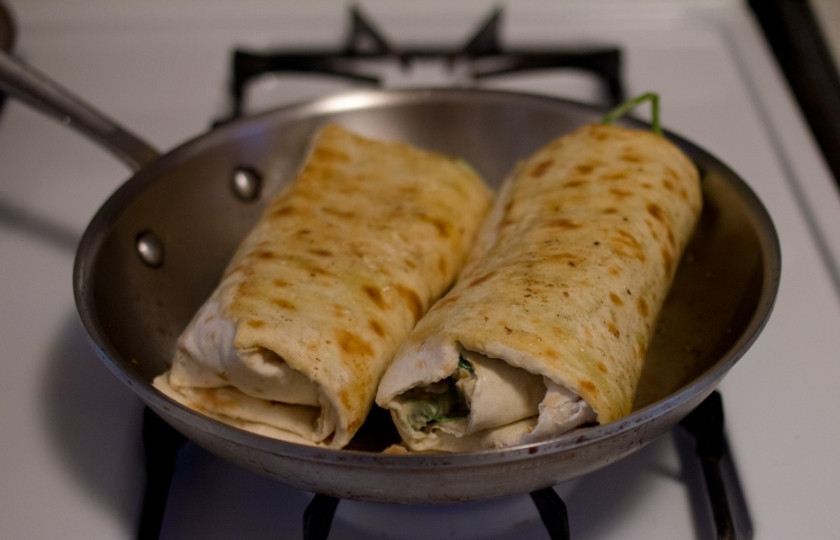 1. Этап. Лаваш без сыра: Обжарьте на разогретой сковороде в небольшом количестве растительного масла.