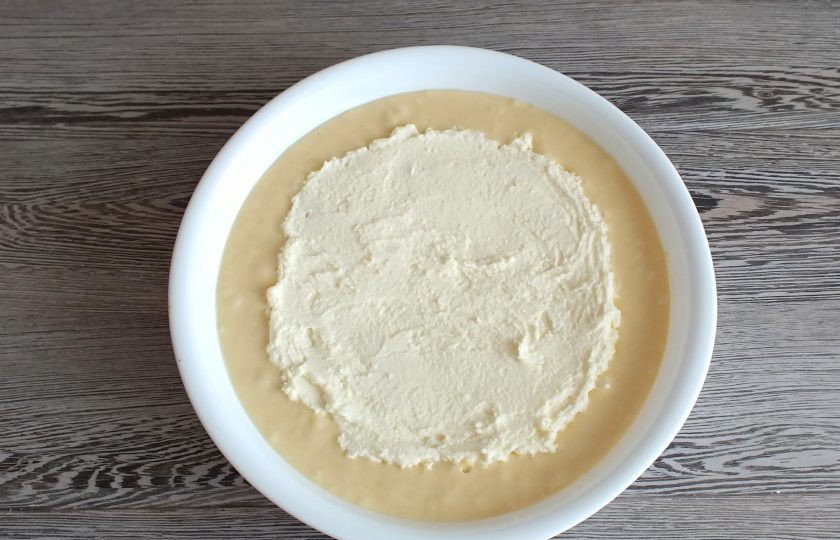 1. Этап. Ленивая ватрушка с творогом: Начиная с центра, с помощью ложки, выложите начинку. Разровняйте аккуратно по тесту, оставляя бортики. Поставьте в разогретую до 180 градусов духовку на 35-40 минут. Учитывайте особенности своей духовки.