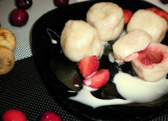 1. Этап. Творожные кнедлики с клубникой: 7. Достаньте кнедлики из воды, дайте ей стечь. Разложите десерт по тарелкам и подавайте к столу. Приятного аппетита!