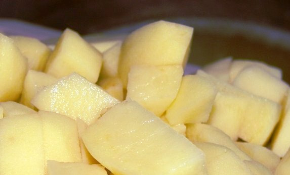 1. Этап. Гороховый суп с капустой: Затем добавьте порезанный картофель.