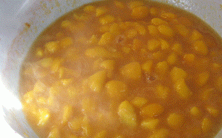 1. Этап. Варенье из персиков без косточек: Перекладываем фрукты в емкость, где будет вариться варенье. На медленном огне, помешивая, доводим до кипения.