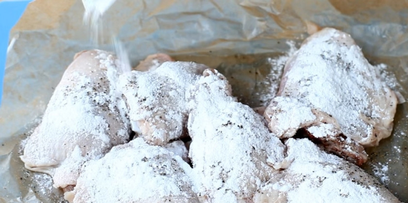 1. Этап. Жареные хрустящие куриные бедрышки: 2. Запанируйте кусочки курицы в крахмале.