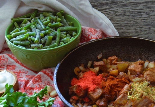 1. Этап. Гуляш со стручковой фасолью: Добавить специи, оба вида паприки, сахар.