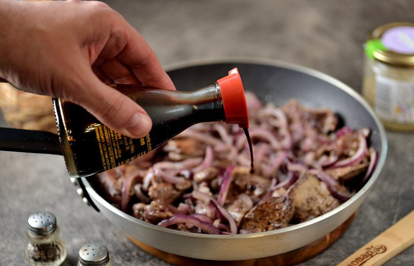 1. Этап. Куриная печень по-турецки: Влейте соевый соус в сковороду, добавьте мед.