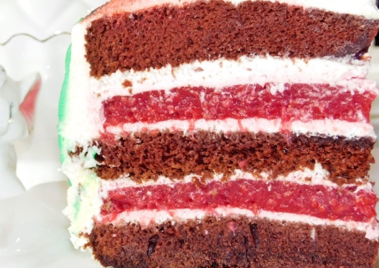 1. Этап. Торт с ягодной прослойкой: Снаружи торт можете украсить согласно своему вкусному случаю. У меня получился ко дню рождения. И вот такой вкусный разрез. Приятного чаепития!