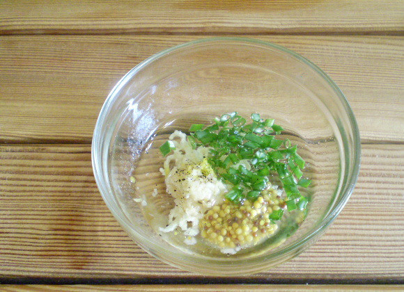 1. Этап. Салат к котлетам: 2. Приготовьте заправку для салата. Соедините масло, горчицу, пропущенный через пресс чеснок, соль, перец черный молотый, измельченную зелень, уксус. Перемешайте.