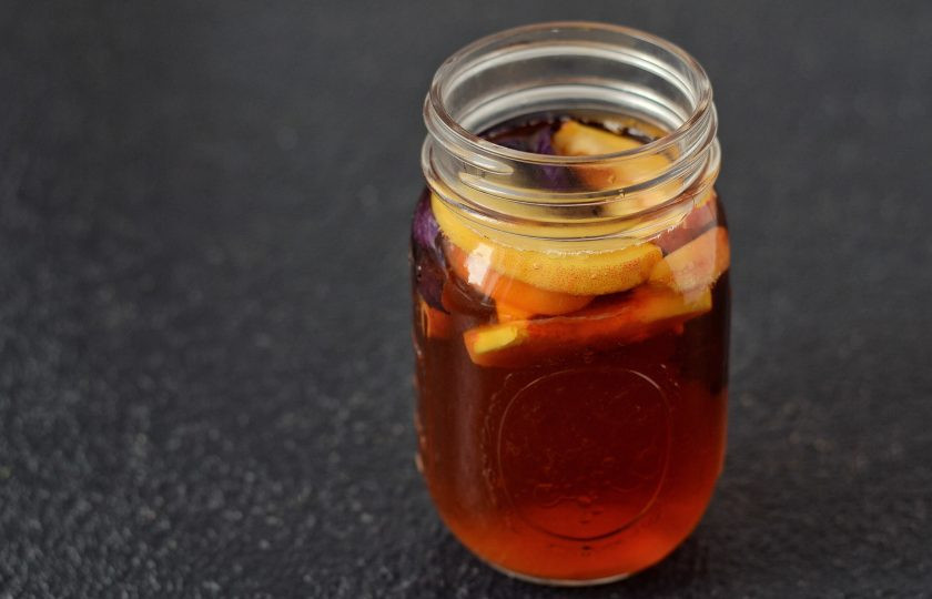 1. Этап. Персиковый чай: Налейте в кружку чай, хорошенько все перемешайте.