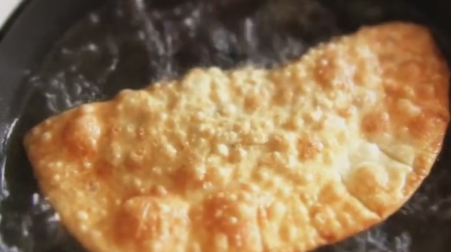 1. Этап. Чебуреки постные с грибами и гречкой: 7. Обжаривать чебуреки нужно в большом количестве кипящего растительного масла с обеих сторон. Выложите готовые чебуреки на бумажные полотенца.