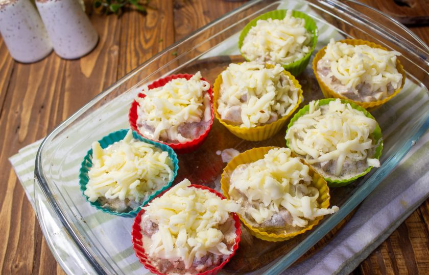 1. Этап. Жульен с курицей и грибами в формочках для кекса: Посыпьте сыром и отправьте в духовку на 15-20 минут при 180 градусах.