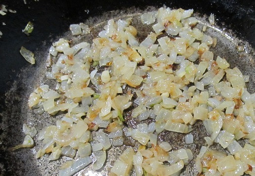 1. Этап. Паштет с нутом: Лук и чеснок обжарить на растительном масле до золотистого оттенка.