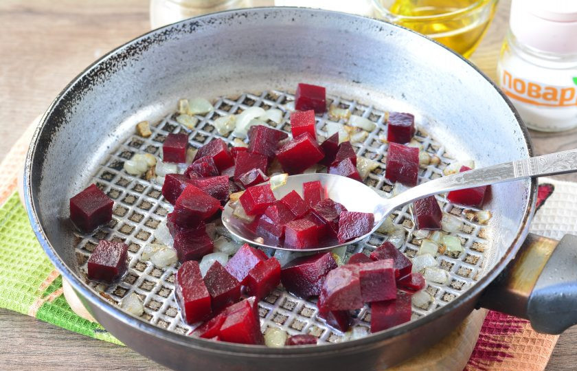 1. Этап. Свекла в сливочном соусе: Всыпьте в сковороду свеклу и пассеруйте овощи еще пару минут.