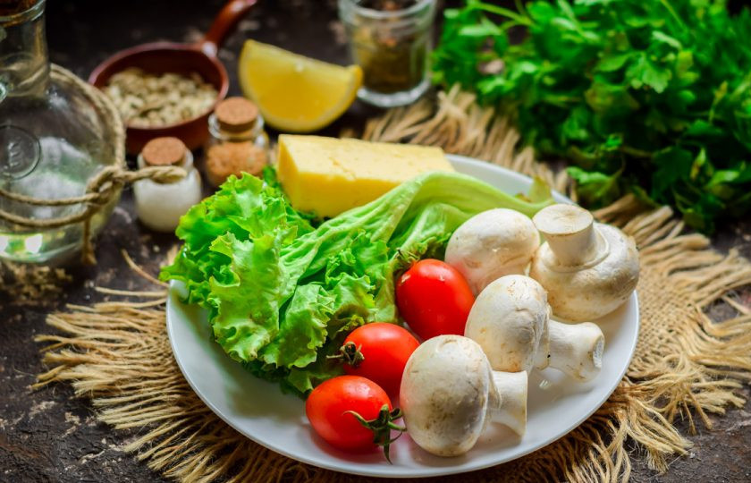 1. Этап. Зеленый салат с грибами: Подготовьте ингредиенты.