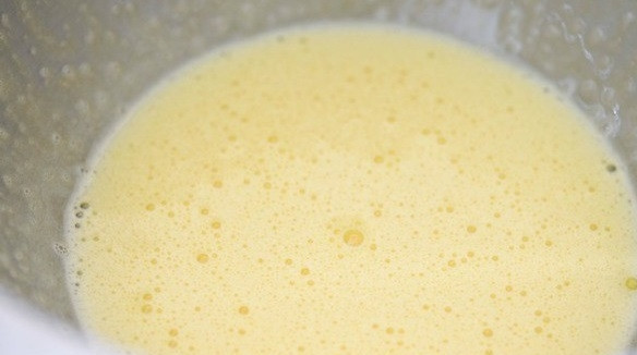 1. Этап. Тирамису классический итальянский: 2. В другой миске взбейте куриные желтки с 3 ложками сахара до образования светлой и пенистой массы.