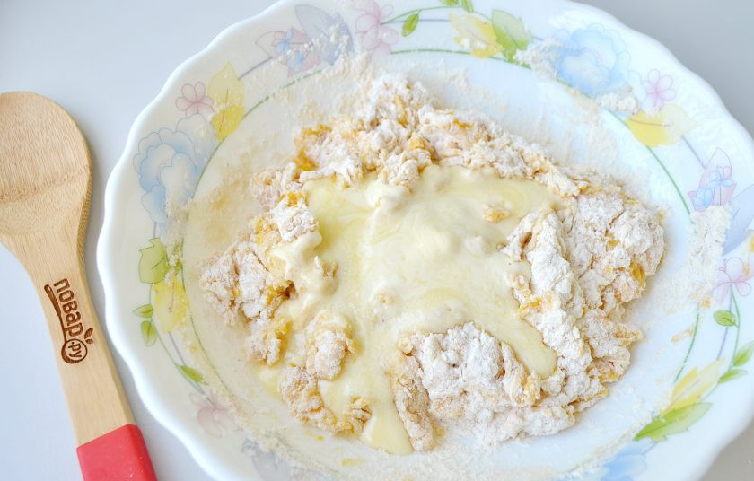 1. Этап. Тыквенные булочки Медовушки: 6. Начните замешивать тесто, в процессе добавьте растопленное масло.