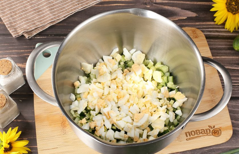 1. Этап. Классическая окрошка с уксусом: Добавьте нарезанные кубиками варёные яйца.