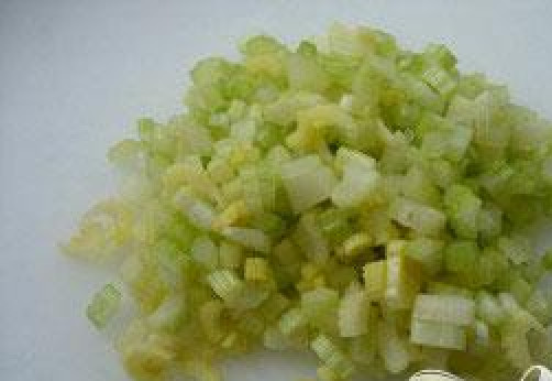 1. Этап. Рататуй с яйцом: У сельдерея оставить только стебли и тоже нарезать кубиками. У перца удалить середину и нарезать так же.