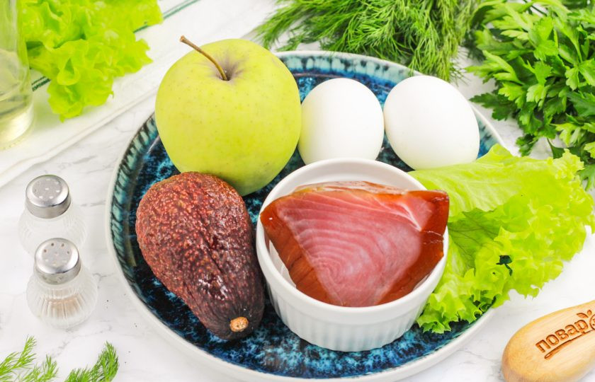 1. Этап. Салат с авокадо и тунцом и яблоком: Подготовьте указанные продукты. Приобретите слабосоленого тунца или засолите его в домашних условиях. Яйца отварите заранее в течение 12 минут и остудите в ледяной воде.