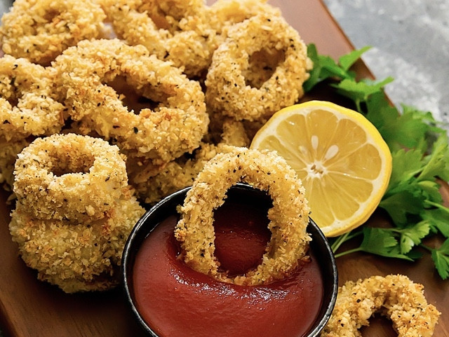 1. Этап. Кальмар в духовке: Запекайте минут 15-20, до красивой золотистой корочки. Затем переверните на другую сторону и запекайте ещё минут 10. Подавайте к столу теплыми, с любимым томатным соусом и сбрызнув лимонным соком (по желанию).