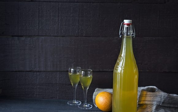 1. Этап. Апельсиновый ликер Куантро в домашних условиях: Затем, спустя месяц, можете процедить ликер, выбросить кожуру и перелить получившийся напиток в бутылки. Закупорьте пробкой. Еще через один месяц ликер будет готов. Приятного аппетита!