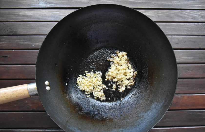 1. Этап. Удон с говядиной в устричном соусе: В вок где жарилось мясо выложите измельченный чеснок и имбирь, обжарьте в течение 1 минуты.