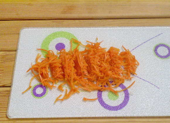 1. Этап. Салат к красному вину: 5. Морковь нарезать так, чтобы удобно было кушать салат.