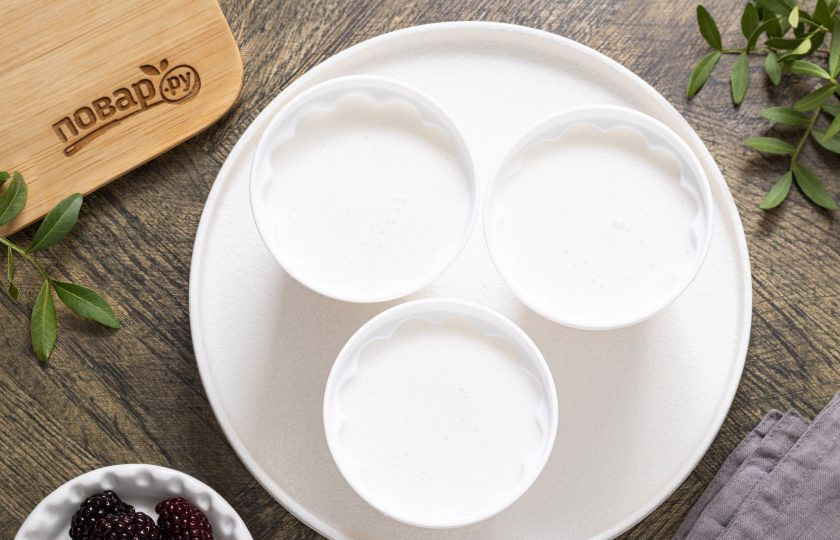 1. Этап. Панна котта из тапиоки: Затем разлейте получившуюся массу по формочкам, креманкам или стаканам. Я использую порционные формы для пудинга. Уберите в холодильник на 2-3 часа застывать.