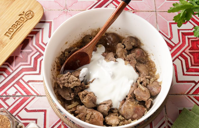 1. Этап. Печень в микроволновке: Добавьте сметану.