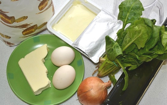 1. Этап. Пирог с фетой и шпинатом: Подготовьте необходимые ингредиенты.