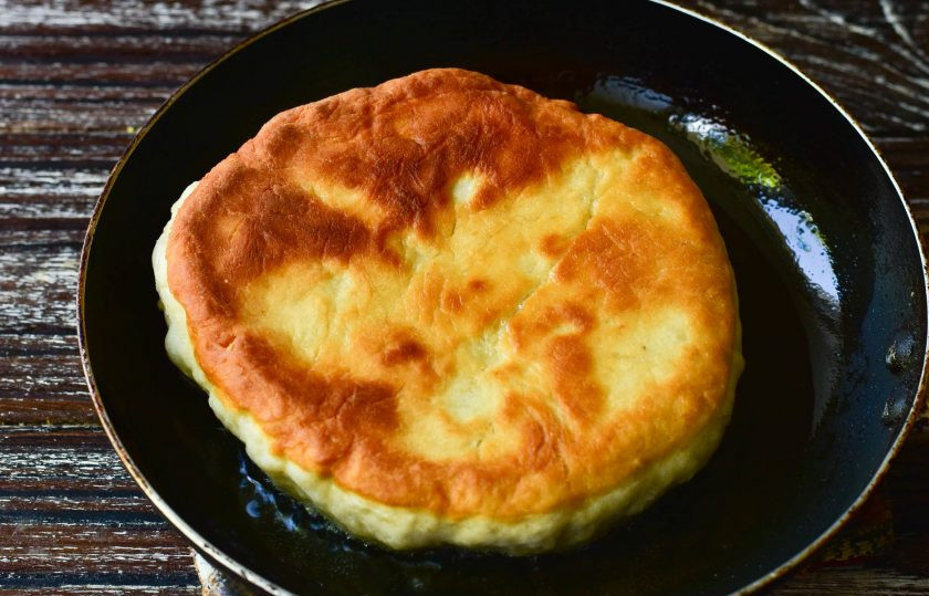 1. Этап. Хлеб на сковороде без дрожжей: Жарьте хлеб до румяного цвета на самом минимальном огне, обязательно накрыв сковороду крышкой. Затем переверните его на другую сторону и жарьте его еще столько же по времени.