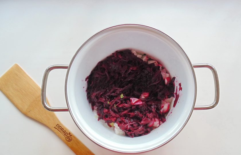 1. Этап. Холодный латышский суп: Вареную и охлажденную свеклу очистите и натрите на терке. Добавьте в суп.