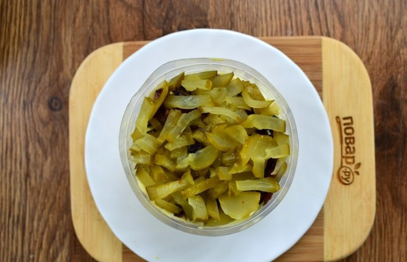 1. Этап. Крабовый салат с черносливом: 4-й — соленый огурец.