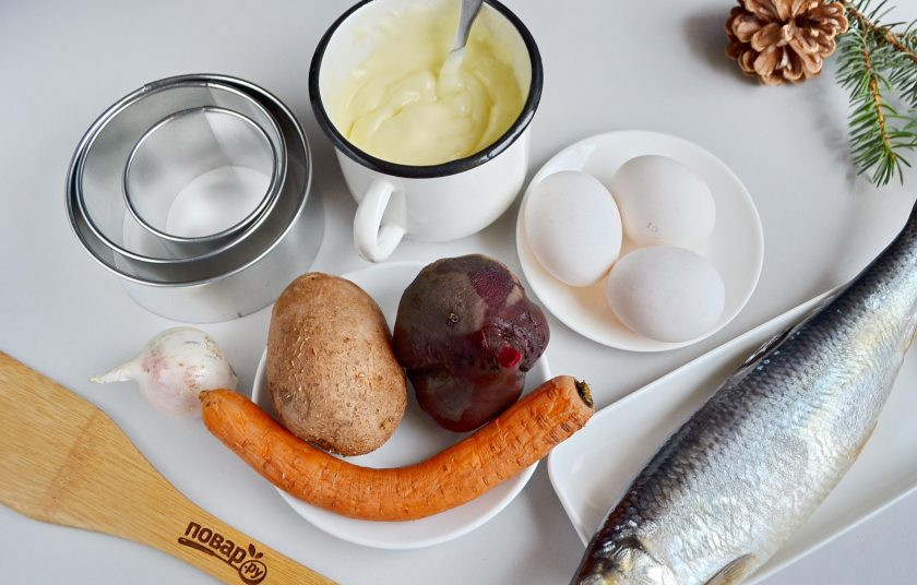 1. Этап. Салат-торт Селедка под шубой: Подготовьте продукты для салата, отварите овощи и яйца, остудите их и очистите. Селедочку филеруйте. Сделайте свежий майонез (рецепты вы найдете на любой вкус на нашем сайте). Кроме перечисленных продуктов, понадобятся три металлических кольца диаметром 16, 12 и 8 см.