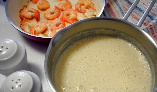 1. Этап. Крем-суп из поленты с креветками: Полента готова. Снимаем кастрюлю с огня. Пробиваем погружным блендером до однородности. Густоту супа можно регулировать по своему вкусу при помощи горячей кипяченной воды.