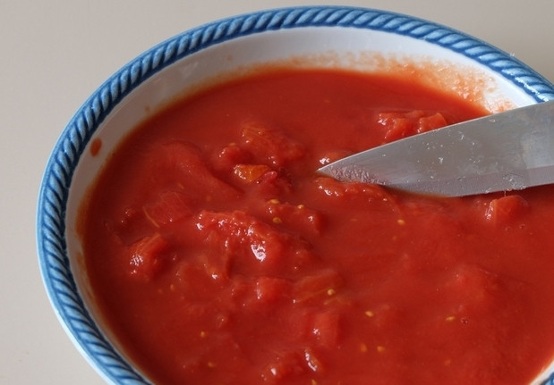 1. Этап. Овощи по-сицилийски с каперсами: 8. Томатную пасту я обычно смешиваю с помидорами до однородного состояния.