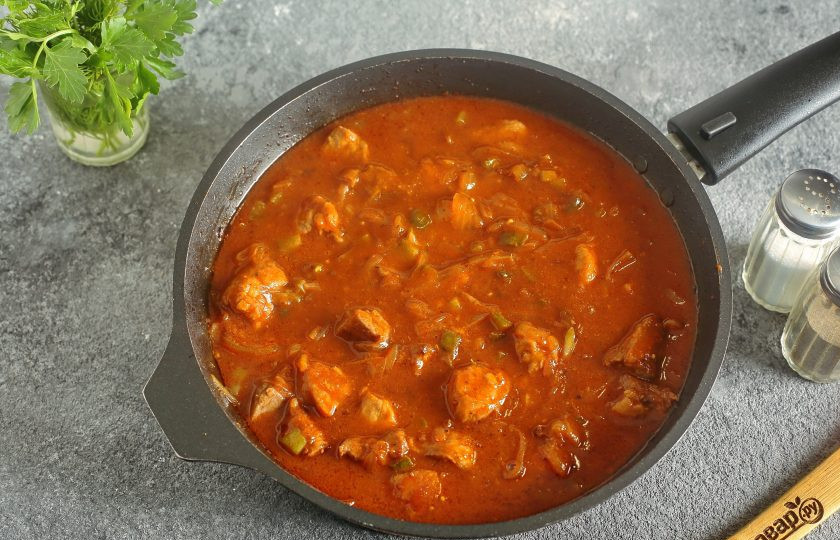 1. Этап. Гуляш по-грузински: Добавьте муку и быстро перемешайте. Влейте вино и любой мясной бульон. Мне показалось 3 ст.л. мало и я добавила еще около 0,5 стакана. Доведите до кипения, затем огонь убавьте и тушите 30-40 минут.