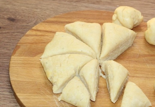 1. Этап. Вкусные ракушки с начинкой из индейки: 6. Делим тесто на 16 кусочков, формуем шарики.