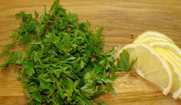 1. Этап. Рыба в пароварке: 1. Зелень моем, вытираем бумажным полотенцем и мелко нарезаем. Лимон хорошенько моем, нужна четвертая часть, нарезаем тонкими ломтиками.