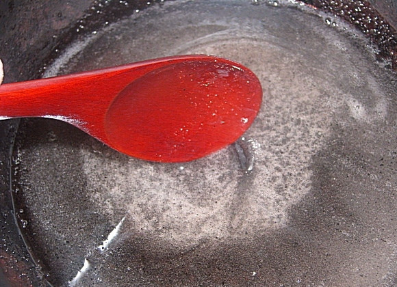 1. Этап. Настойка на самогоне: 3. Нагреваем смесь на маленьком огне до полного растворения сахара, лучше не перепалить.