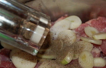 1. Этап. Шашлык сочный: Добавляем к мясу помятый руками лук и специи. Не солим! Если это сделать, маринад вытянет влагу из мяса и оно станет жестким, сухим и невкусным!