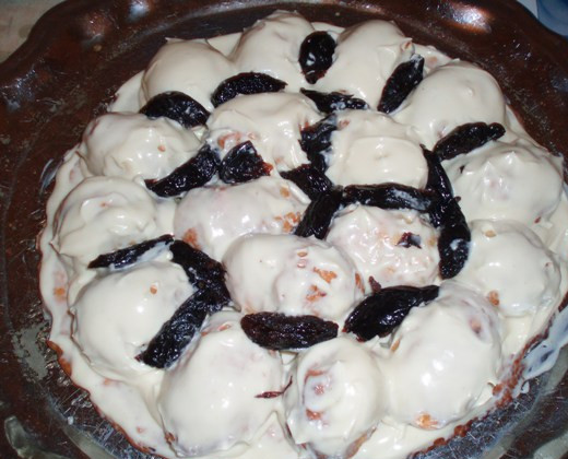 1. Этап. Торт Везувий: 7. Между шариками можно положить чернослив или орехи. Сложить их горкой. Шоколад поставить на водяную баню или отправить в микроволновку. Растопленным шоколадом полить тортик и отправить в холодильник минимум на 1-2 часа.